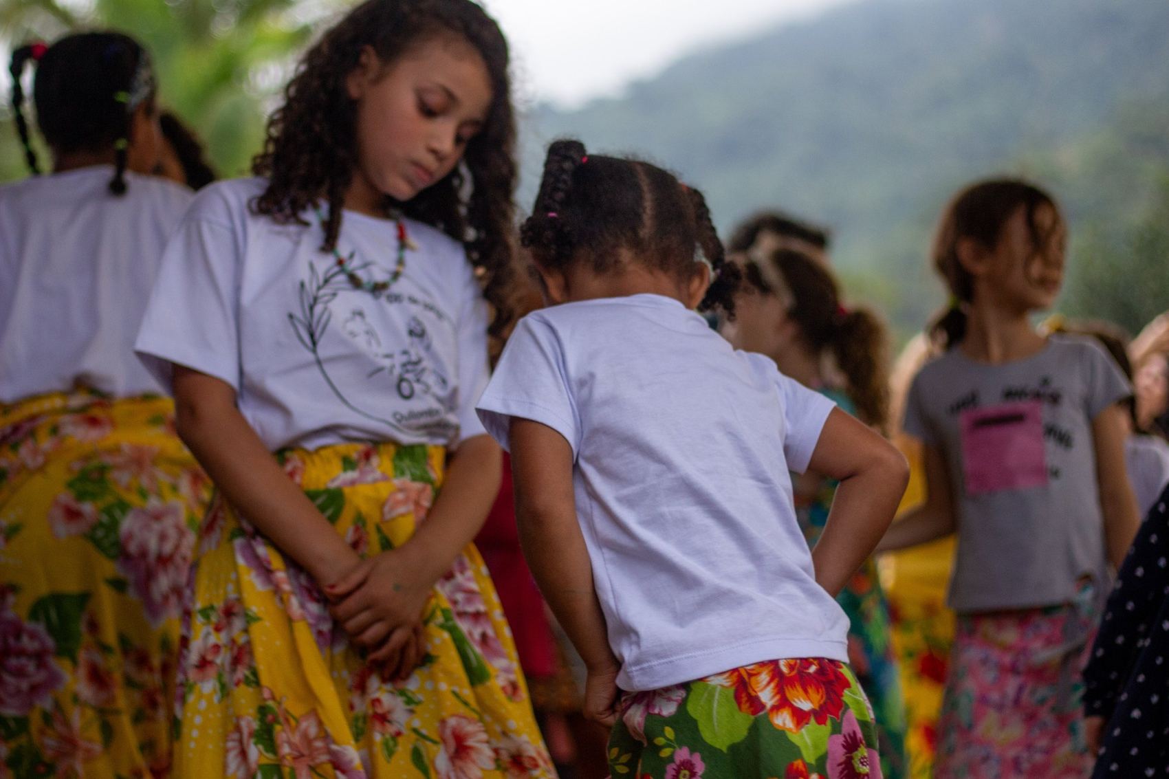 Meninas dançando entre gerações