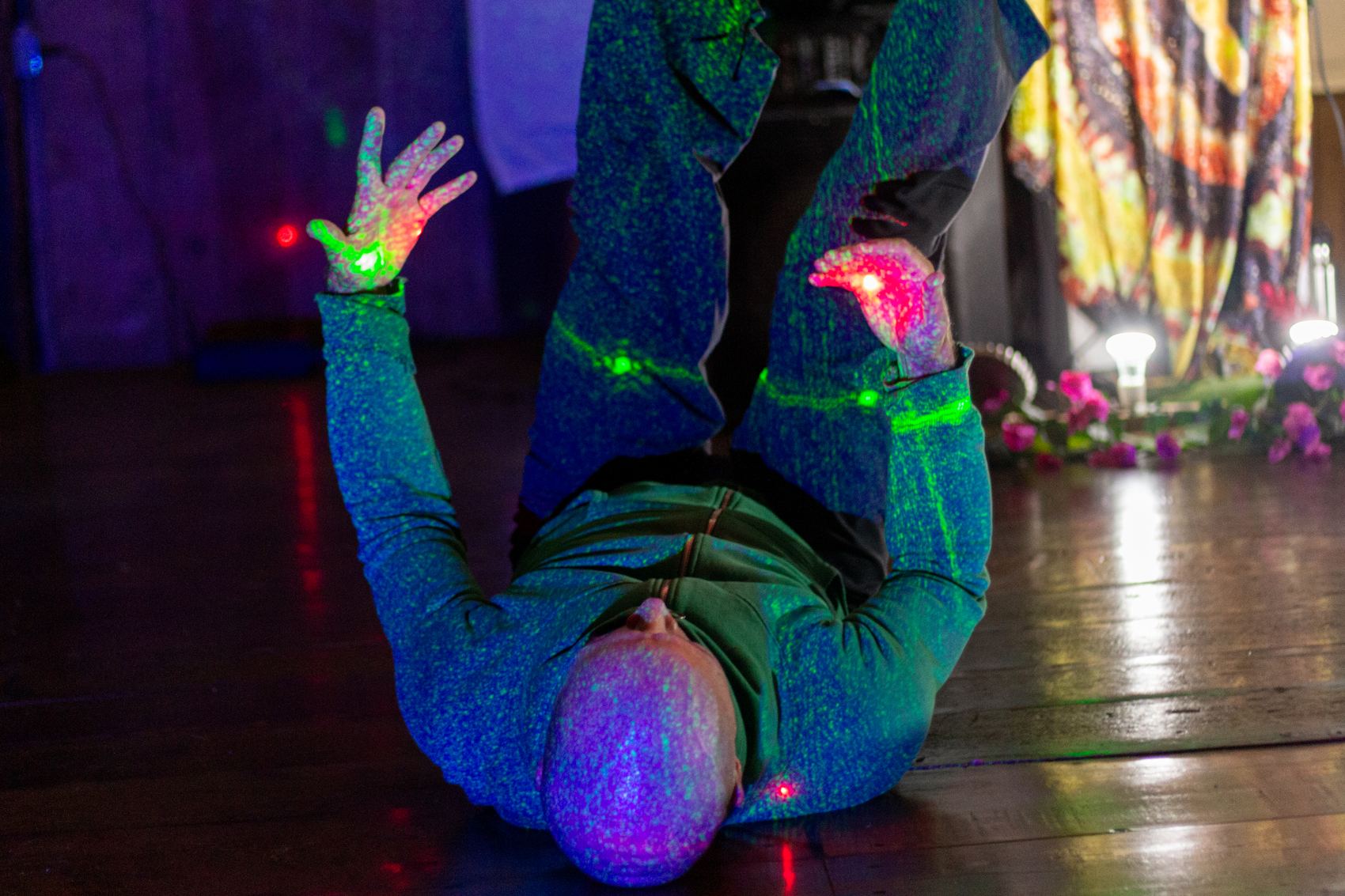Projeção desenhando o corpo invertido no palco