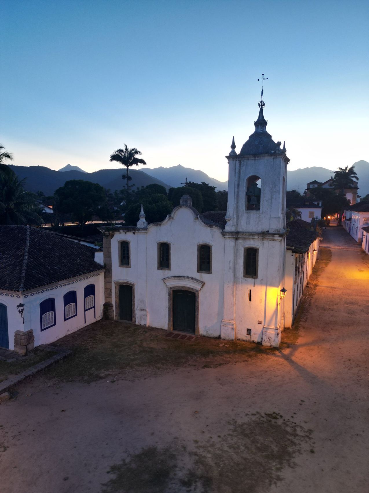 Centro histórico de Paraty visto do alto na hora azul