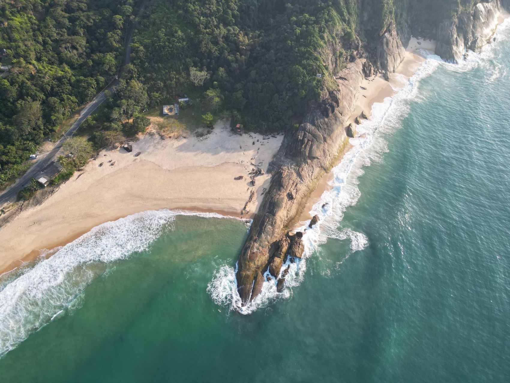Ponta de granito separando duas enseadas
