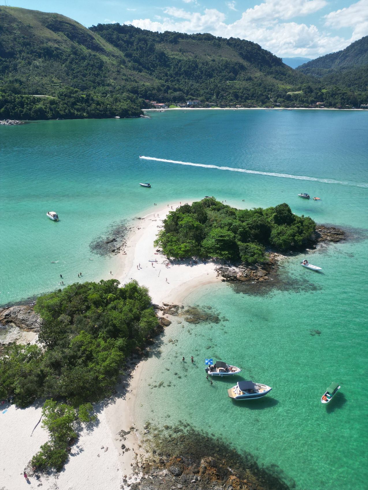 Restinga unindo ilha e continente na maré baixa