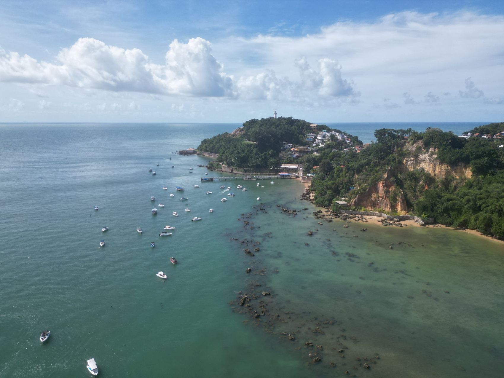 Barcos fundeados e recife sob a água
