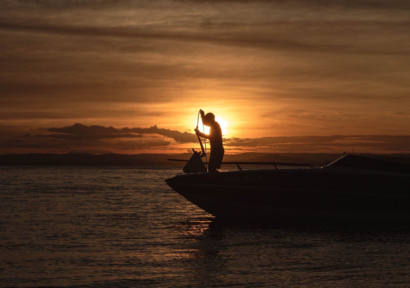 Barco em contraluz no pôr do sol