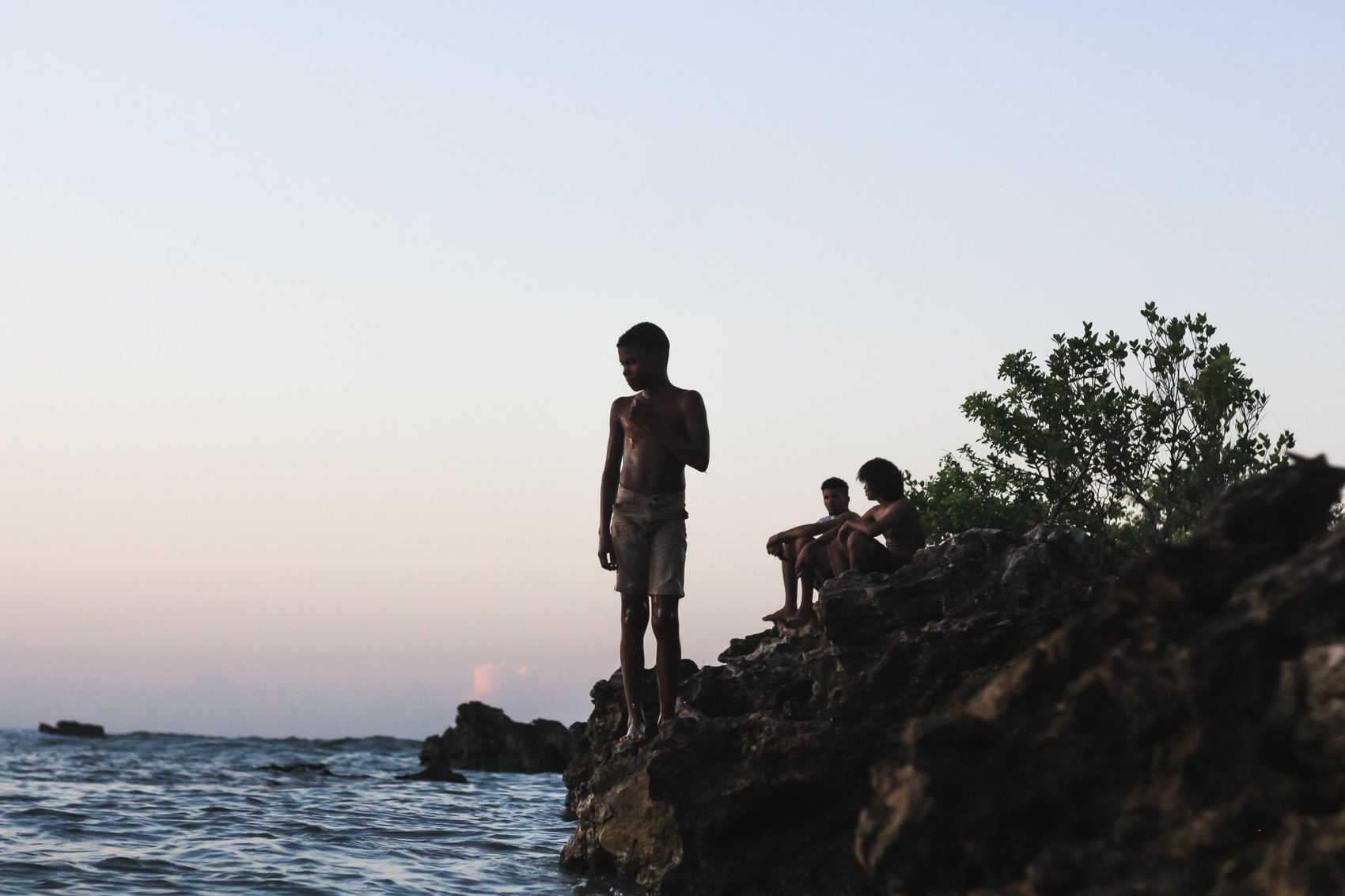 Menino prestes a saltar e os que esperam
