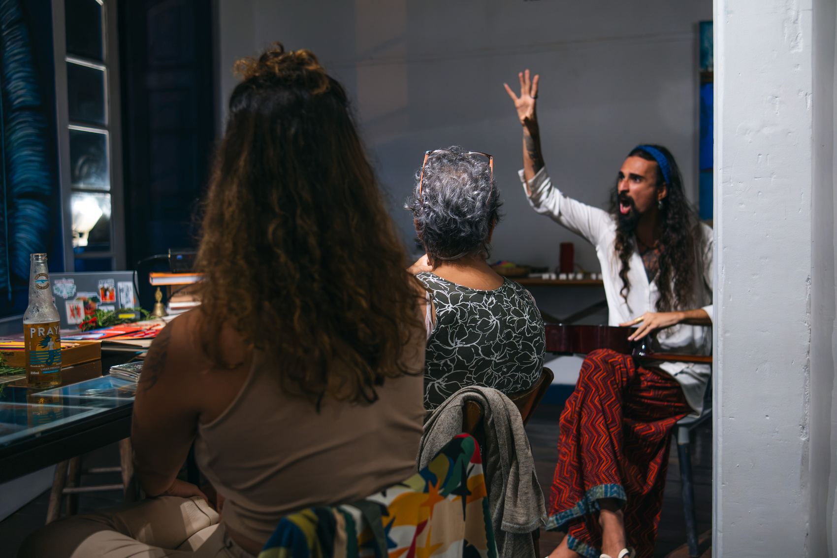 Roda de oficina em volta da mesa