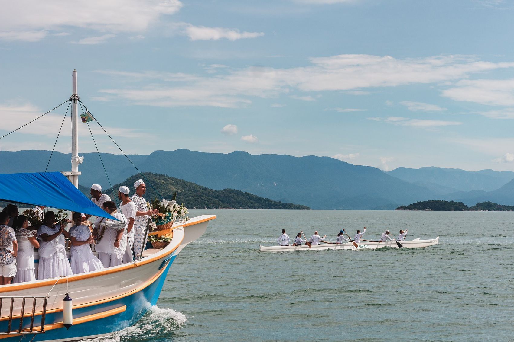 Escuna acompanhada de canoa havaiana