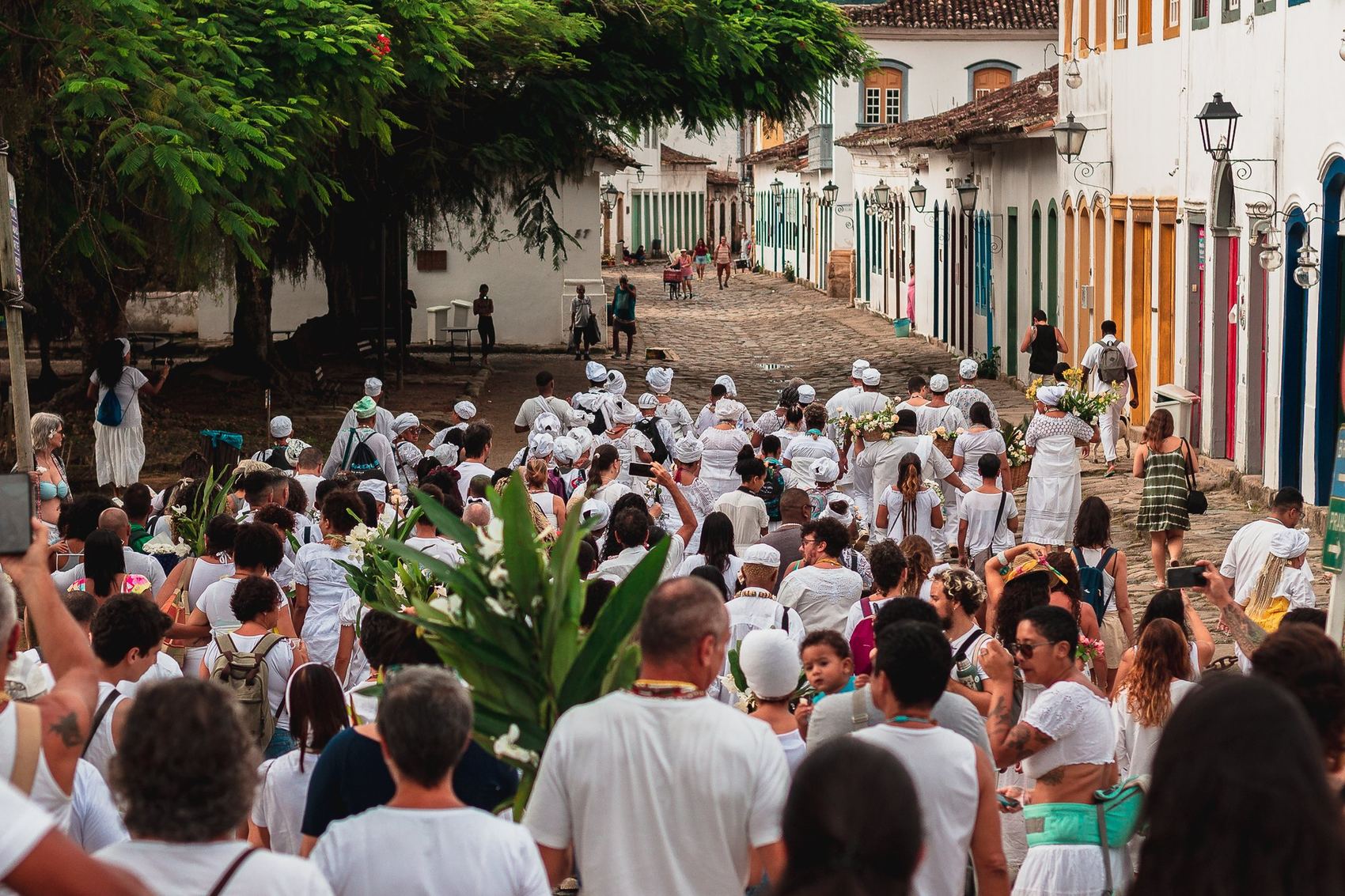 Cortejo descendo pelas ruas de pedra do centro histórico